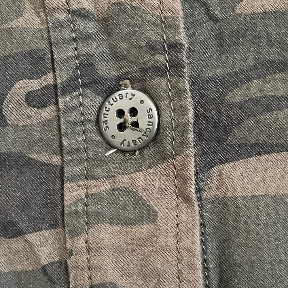 Sanctuary Standard Surplus Long Sleeve Camo Button Down Shirt, Size Extra Small - Picture 6 of 9